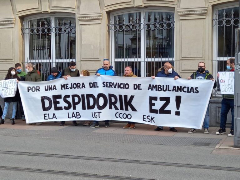 Hemos reclamado ante el Parlamento de Gasteiz que el servicio de ambulancias sea público