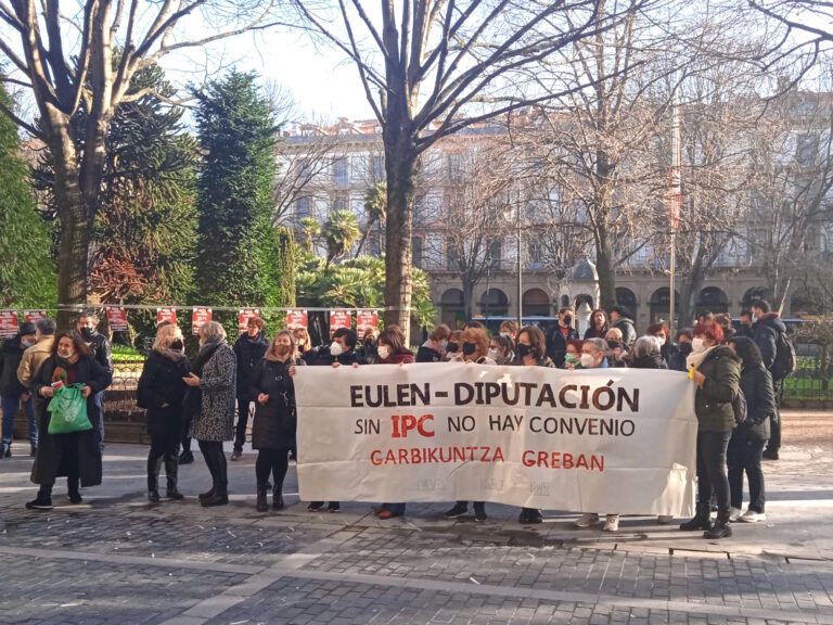 Primera jornada de huelga de las cuatro convocadas por las trabajadoras de limpieza subcontratadas de los edificios de la Diputación Foral de Gipuzkoa