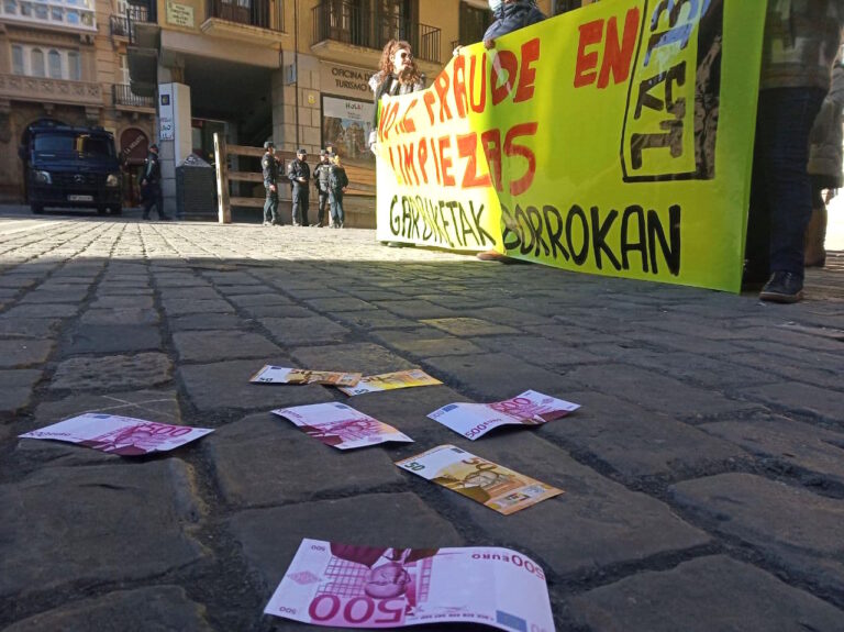 Nos hemos concentrado frente al ayuntamiento de Iruñea para denunciar el fraude en la limpieza de las escuelas públicas