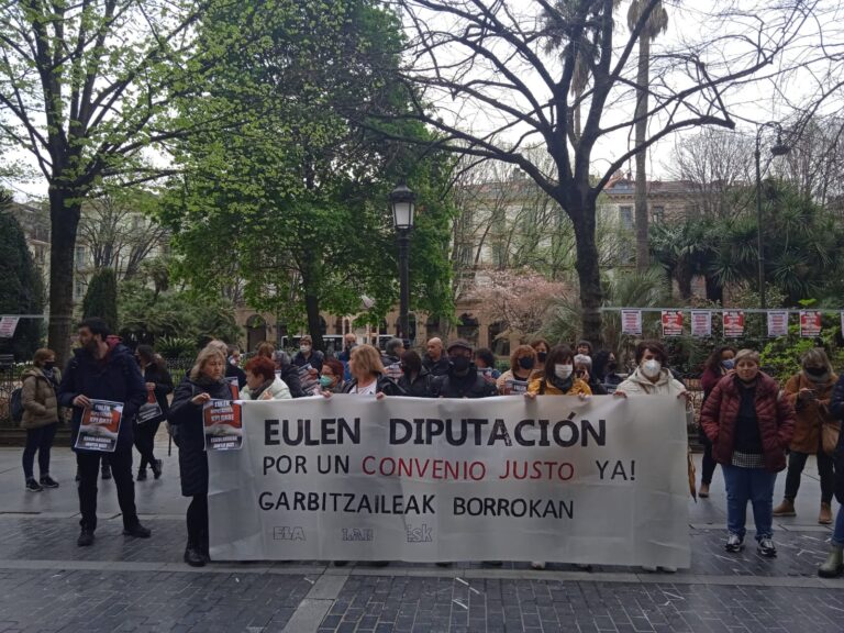 Las trabajadoras de limpieza subcontratadas de la Diputación de Gipuzkoa continúan movilizándose