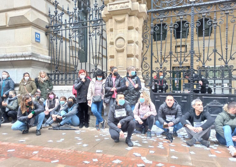 Hemos realizado una sentada ante la Diputación de Bizkaia para reclamar la implicación del ente foral en el conflicto de residencias de mayores