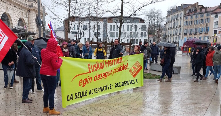 Lan eskubideen alde mobilizatu gara Baionan,  Frantziako Estatuaren etengabeko erasoen aurrean
