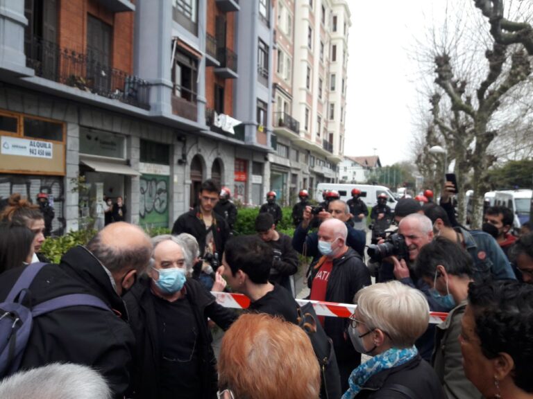 Hemos denunciado el desahucio de Iñaki y Rosa Mari y expresamos nuestro apoyo a todas las vecinas afectadas por el fondo buitre Azora en Donostia