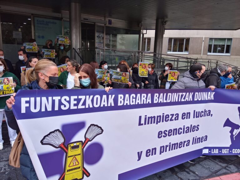 Trabajadoras de subcontratas de limpieza de Osakidetza se han movilizado en el hospital de Txagorritxu en defensa del convenio