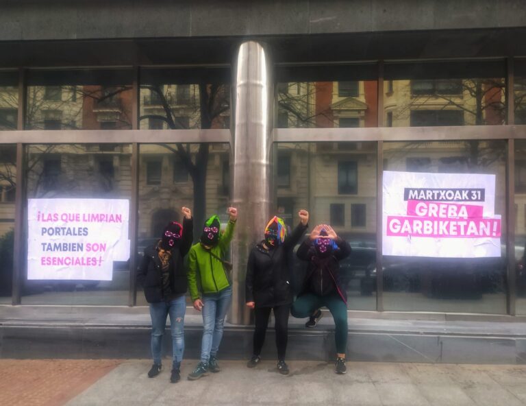 El colectivo Gora Garbitzaileak ha puesto en valor la labor de las trabajadoras que limpian portales y oficinas