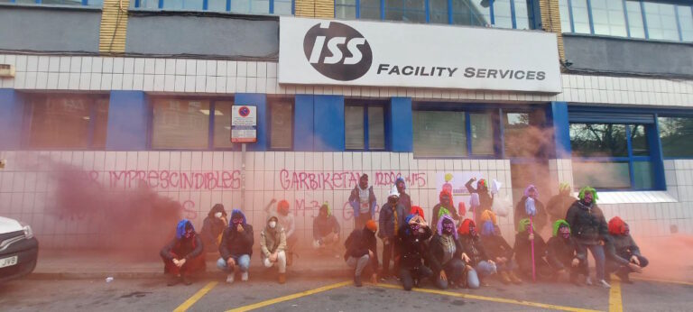 Las activistas del colectivo Gora Garbitzaileak han ocupado la empresa ISS Facility Services