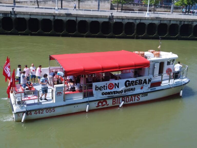 Las y los trabajadores del servicio de teleasistencia betiON del Gobierno Vasco han llevado sus reivindicaciones de la calle a la ría de Bilbao