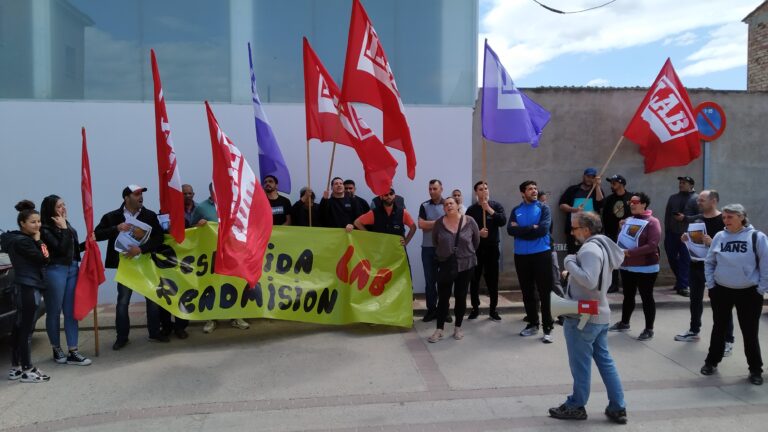 Nos hemos concentrado frente a Conservas Ría para exigir la readmisión de una trabajadora despedida por su compromiso sindical