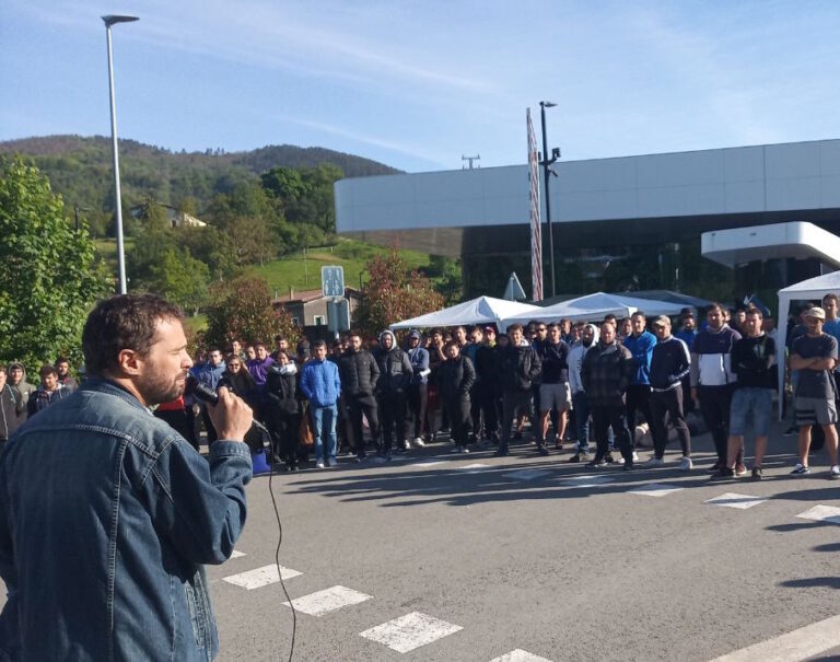Hemos ofrecido todo nuestro apoyo a las y los huelguistas de Irizar E-Mobility de Aduna