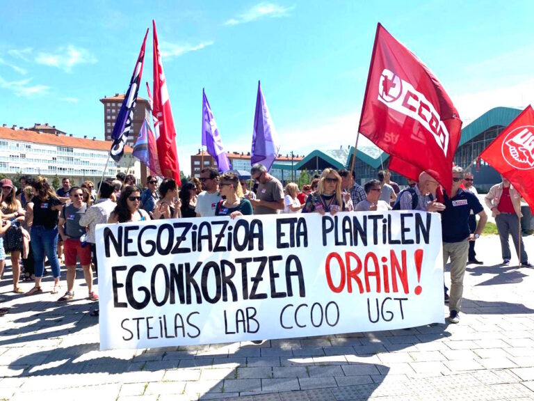 Nos hemos movilizado en Lakua para denunciar la actuación unilateral del Departamento de Educación