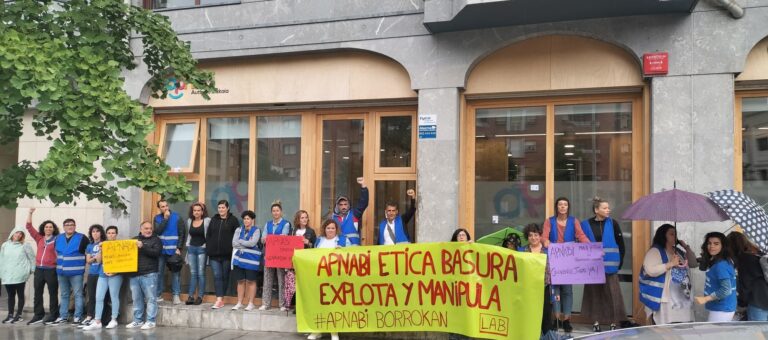 La plantilla de APNABI Autismo Bizkaia realiza un paro para reclamar una negociación justa