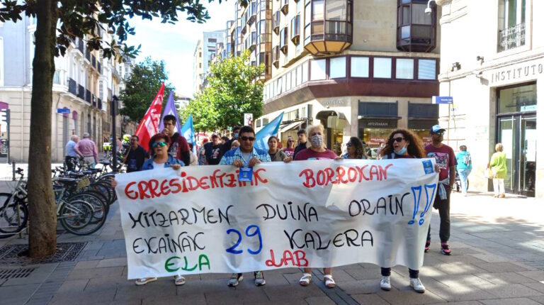 Las trabajadoras de las residencias de Araba señalan que, mientras no haya negociación, seguirán movilizándose