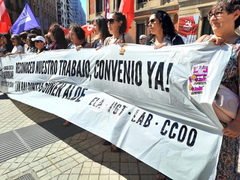 Las trabajadoras de las residencias de atención a la tercera edad vuelven a salir a la calle para reclamar el primer convenio del sector en Nafarroa