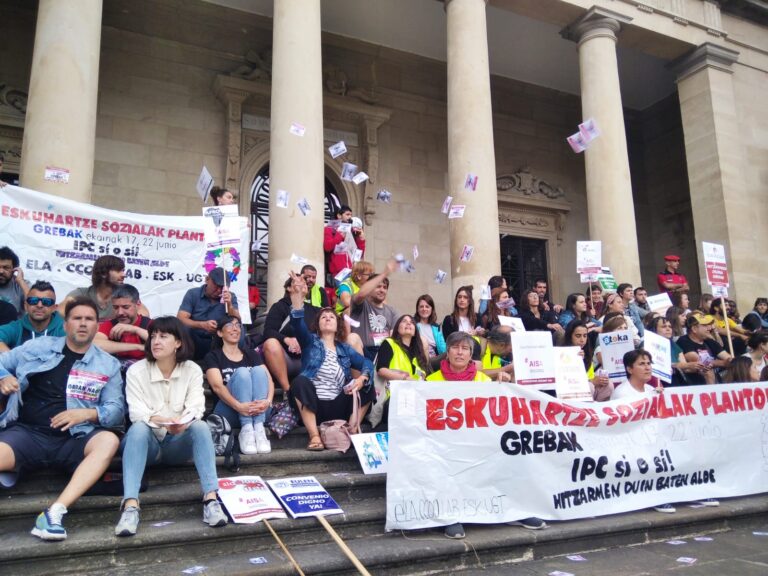 Hemos rodeado el edificio foral y hemos realizado una sentada en la segunda jornada de huelga de Intervención Social de Araba
