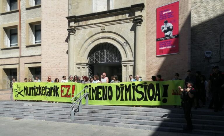 Nos reafirmamos en la petición de dimisión del consejero Carlos Gimeno, esta vez por los recortes que van a hacer en las escuelas oficiales de idiomas de Iruñea y Tutera