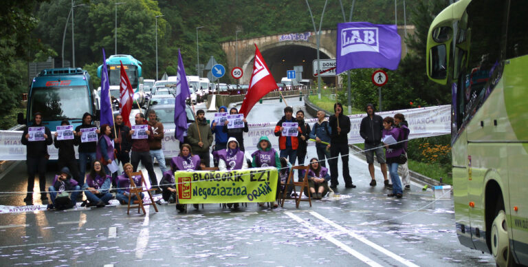 Hemos cortado el acceso a Donostia por Amara para denunciar el bloqueo de la mesa de negociación de las residencias de mayores de Gipuzkoa