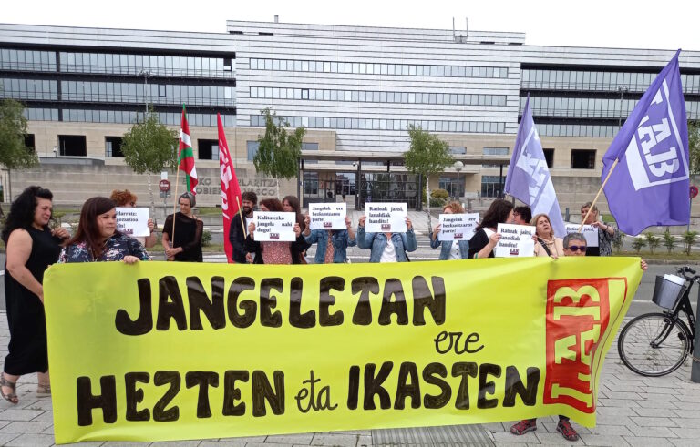 Nos hemos concentrado en Lakua para reclamar negociación en comedores escolares