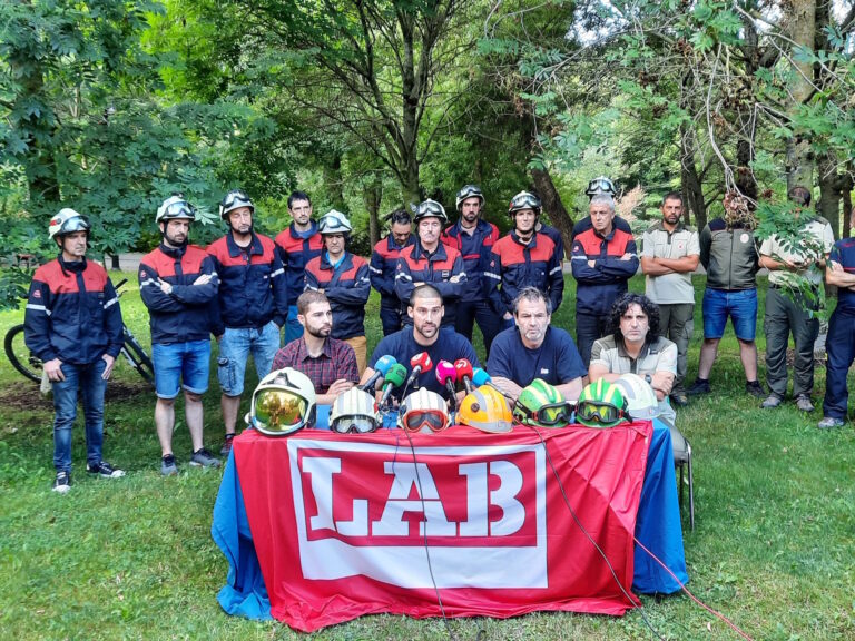 Hemos pedido reorganizar y fortalecer el Servicio de Bomberos en Nafarroa y la dimisión de la directora de Interior debido a la falta de previsión, de capacidad de alerta y de medidas preventivas ante los incendios forestales