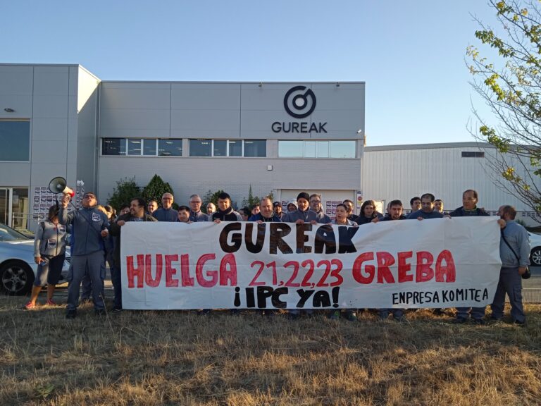 La plantilla de Gureak Navarra secunda la primera de las tres jornadas de huelga convocadas