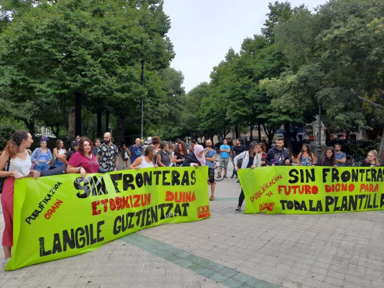 Navarra Sin Fronteras elkarteko langileek elkarretaratzea egin dute Iruñean, Parlamentuaren aurrean