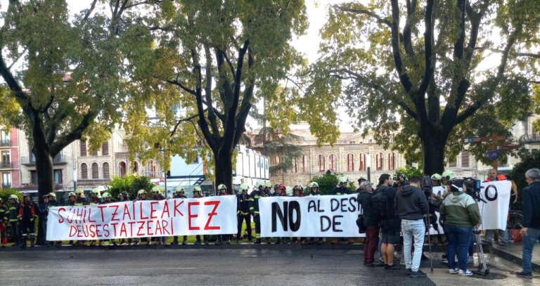 Suhiltzaileak Iruñean mobilizatu dira, Nafarroako Gobernuak baso-suteekin izandako utzikeria salatzeko