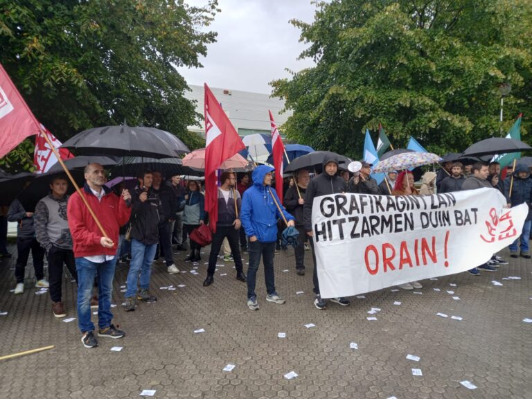 Las y los trabajadores de artes gráficas de Gipuzkoa han llevado sus reivindicaciones hasta la puerta de Adegi en la segunda jornada de huelga