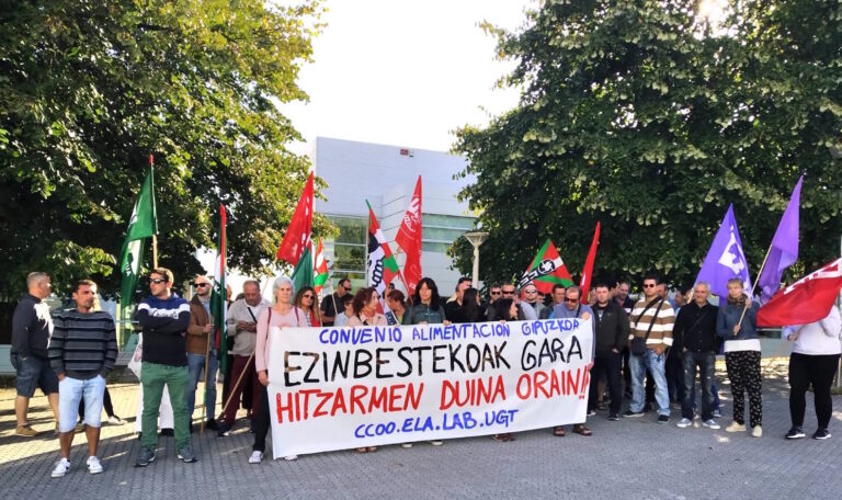 Trabajadoras y trabajadores del sector de alimentación de Gipuzkoa han llevado sus reivindicaciones a Adegi