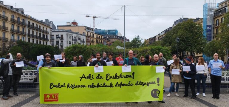 Euskararen aldeko neurriak eskatu dizkiogu Euskotrenen zuzendaritzari