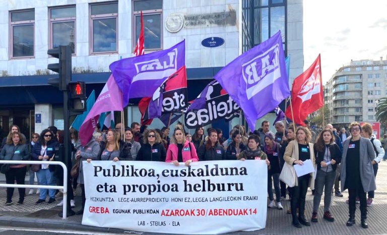 Los sindicatos nos hemos concentrado ante el Gobierno Vasco para mostrar nuestro desacuerdo con el anteproyecto de Ley de Educación