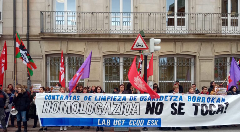 Las trabajadoras subcontratadas de limpieza de Osakidetza se movilizan delante del Parlamento en defensa del principio de homologación ante el bloqueo de la negociación del convenio