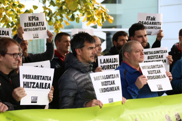 LAB reivindica un convenio digno para el metal de Gipuzkoa ante la sede de ADEGI