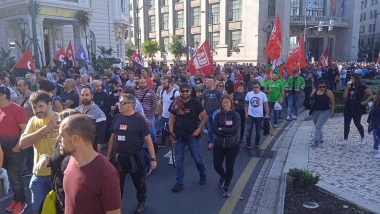 Las y los trabajadores del metal de Bizkaia llevan sus reivindicaciones a Bilbo en el tercer día de huelga convocado durante estos días
