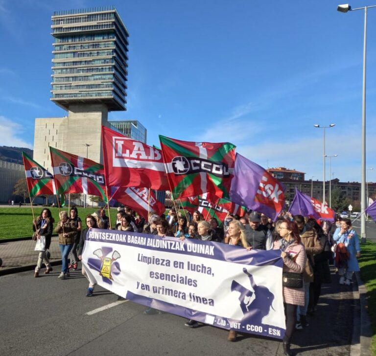 Amplio seguimiento en la primera jornada de huelga de las limpiadoras subcontratadas de Osakidetza en defensa de la homologación