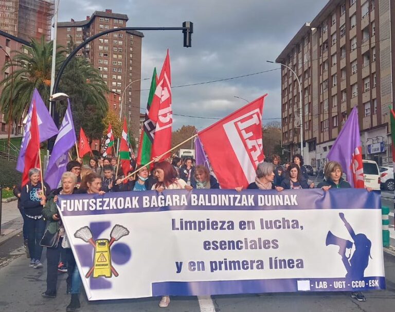 Marcha desde el hospital de Cruces al de Basurto en la segunda jornada de huelga en subcontratas de limpieza de Osakidetza