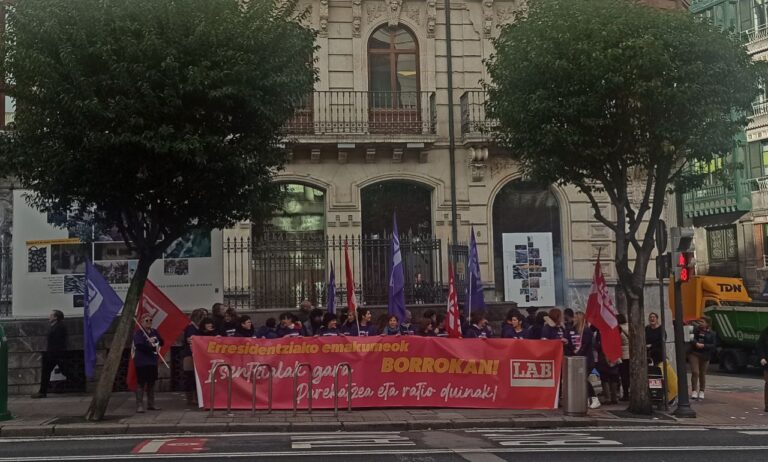 Denunciamos la actitud de la Diputación en el conflicto de las residencias de Bizkaia en el segundo día de encierro