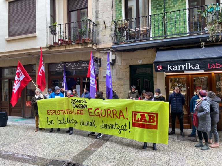 Hemos reivindicado condiciones dignas para todas las personas trabajadoras frente al bar de los explotadores de Donostia