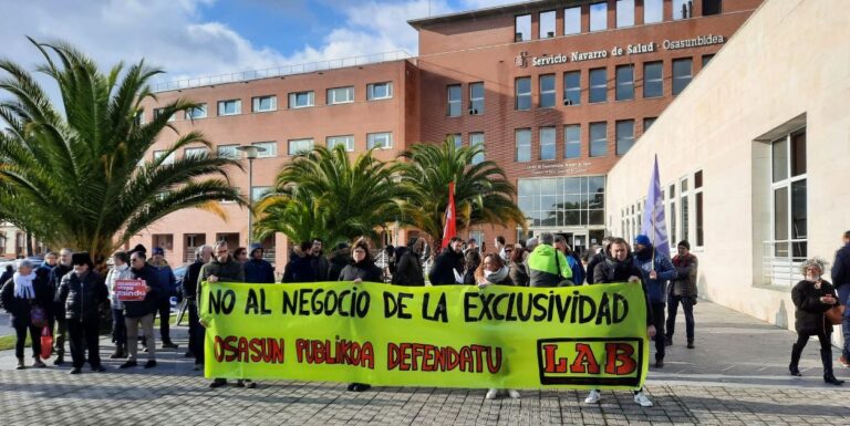 Nos hemos concentrado en Iruñea contra el negocio de la exclusividad y en defensa de la sanidad pública