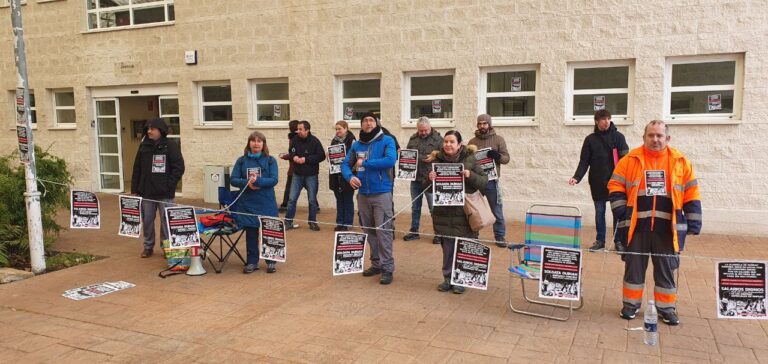 Miembros del comité de empresa de Gureak Navarra se han encadenado junto a las oficinas del grupo en Donostia para exigir una negociación real y digna del convenio