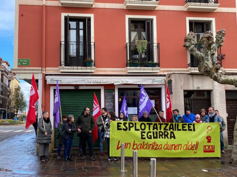 Nos concentramos frente al bar Senra de Hondarribia para exigir el fin de la explotación en la hostelería