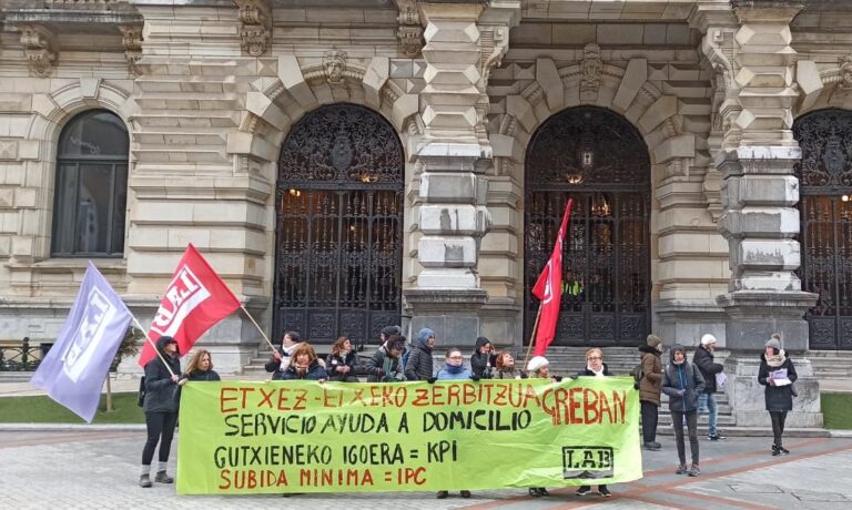 Nos hemos movilizado ante la Diputación en la jornada de huelga del Servicio de Ayuda a Domicilio de Bizkaia