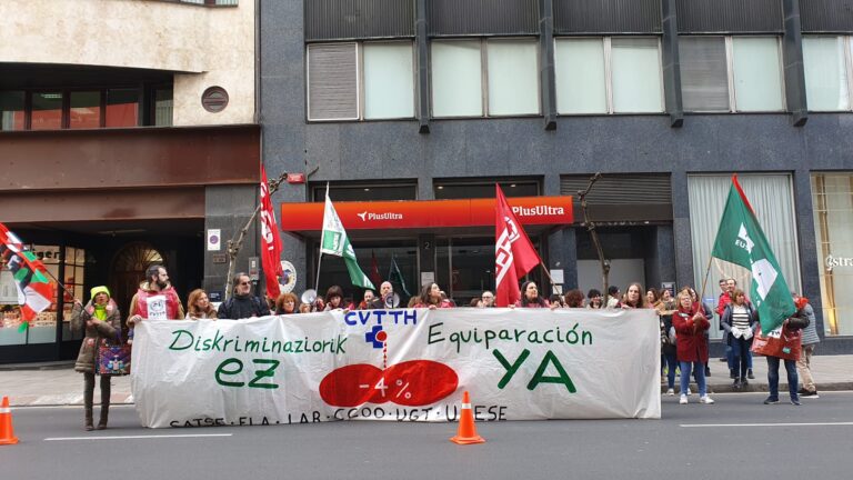 La plantilla del Centro Vasco de Transfusión y Tejidos Humanos instensifica las movilizaciones con la convocatoria de 13 días más de huelga del 18 al 30 de abril, ante la negativa de Osakidetza y del Departamento de Salud a negociar