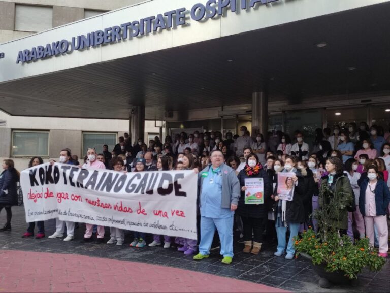 Osakidetzako langileak kalera atera dira gutxiespenaz eta inposaketaz nazkatuta