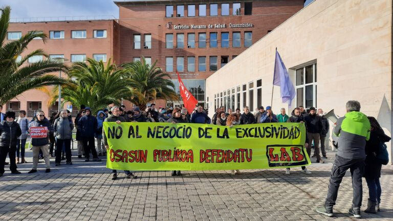 SAE, ELA eta CCOO sindikatuen gehiegizko antzezpen tamalgarria kritikatzen dugu, interes korporatibo eta elektoralek gidatuta izan dutena