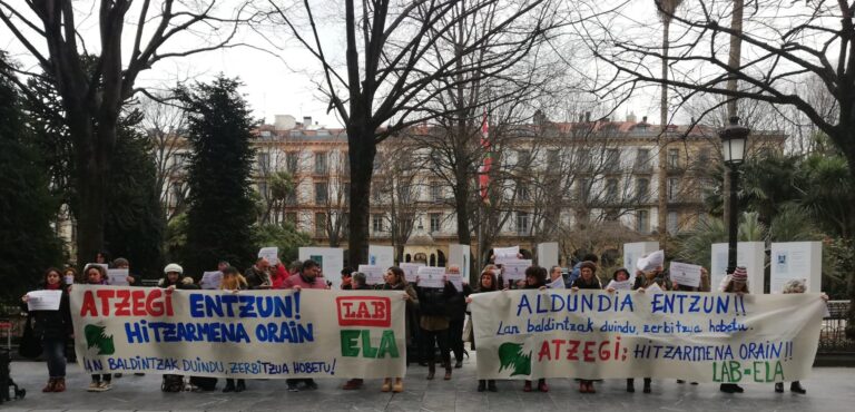 Las y los trabajadores de Atzegi se movilizan ante la Diputación Foral de Gipuzkoa para reclamar que les garanticen el IPC para los próximos años