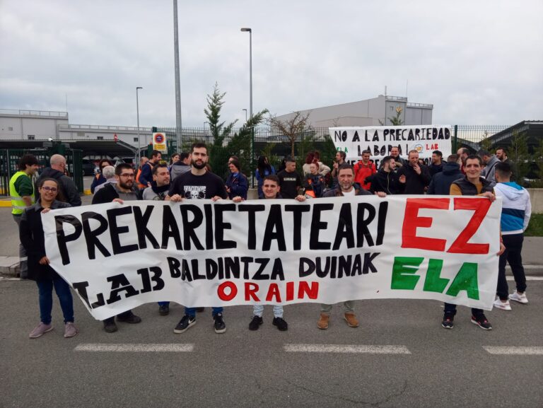 Jundizko Mercadonako langileak lan baldintza duinak aldarrikatzen ari dira