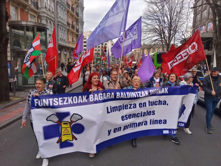 Bilboko manifestazioan ozen entzunarazi dituzte aldarrikapenak Osakidetzako garbitzaileek
