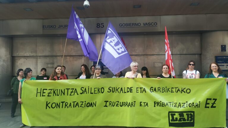 EAEko Hezkuntza Sailak egiturazkoak diren lan-legepeko garbitzaileen lanpostu publikoak pribatizatzeari ateak ireki dizkiola salatu dugu