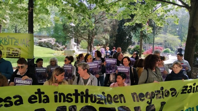 Zaintza lanetan dihardutenak langile publiko gisa aitortzeko aldarrikapena plazaratu dugu