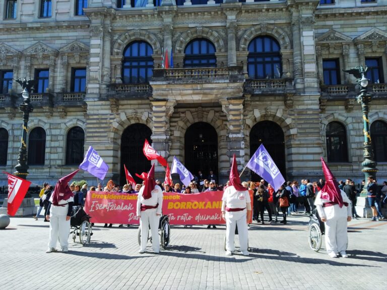 Salatu dugu egungo ereduak gaizki tratatzen dituela Bizkaiko adinekoen egoitzetako egoiliarrak eta langileak