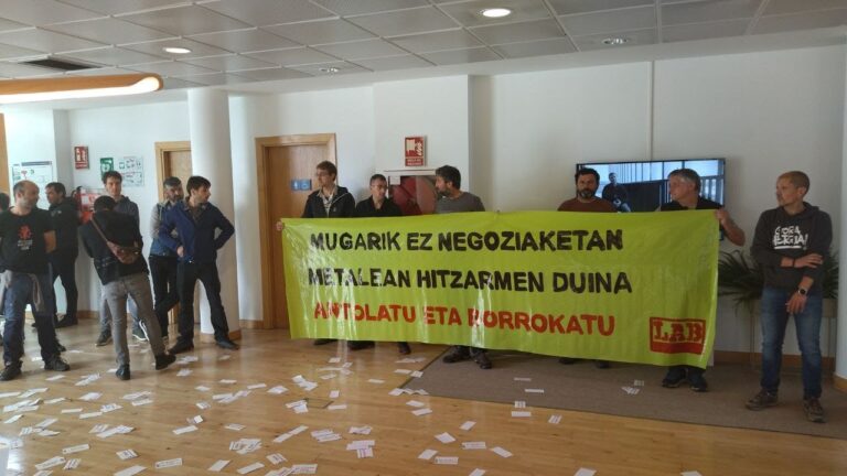 Hemos realizado una acción en la sede de ADEGI para reivindicar un convenio digno y una negociación sin límites en el metal de Gipuzkoa